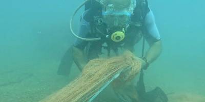 Dalış yapan akademisyen, hayalet ağları topladı