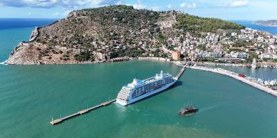 "Seven Seas Voyager" kruvaziyeri Alanya Limanı'na demirledi