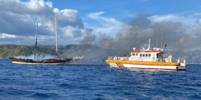 Yanan tekne söndürme çalışmaları sırasında battı