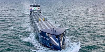 Dünyanın ilk deniz güneş enerjisi sistemi kargo gemisine kuruldu