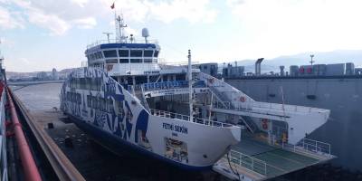 İzmir'de şiddetli rüzgar nedeniyle feribot seferleri iptal edildi