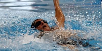 Su kanalında yüzmeyi öğrendi, rakiplerine şans tanımıyor