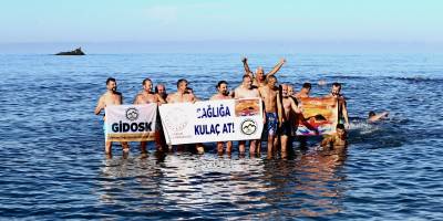 "Sağlığa Kulaç At" etkinliğine katılanlar denizde yüzdü