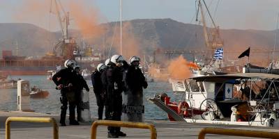 Yunanistan'da çiftçiler, Volos Limanı'nı ulaşıma kapattı