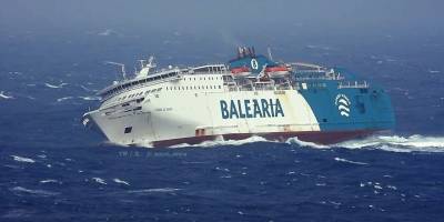 Feribot Yüksek Dalgalarla Savruldu: Çok Sayıda Araç Hasar Gördü