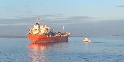 Çanakkale Boğazı'nda arızalanan gemi, demir bölgesine götürüldü