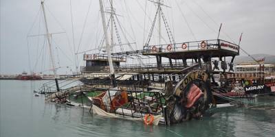 Mersin'in Silifke ilçesinde tur teknesi battı