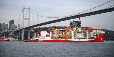 Derin deniz sondaj gemisi "Yıldırım" İstanbul Boğazı'ndan geçti