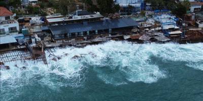 Dalgalar tekne ve işletmelere zarar verdi